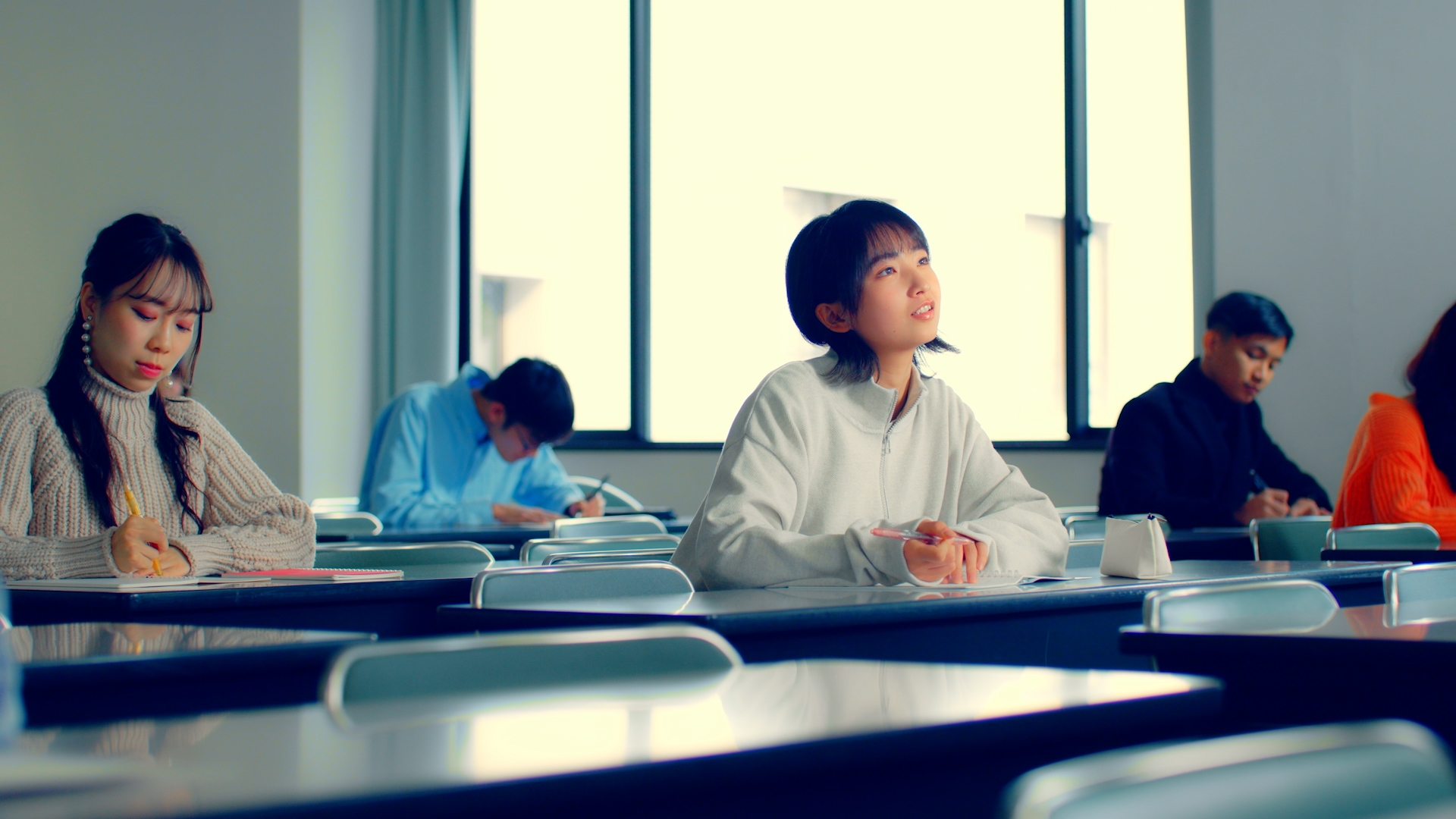 ゆさぶる ささる 胸を打つ。カットイメージ